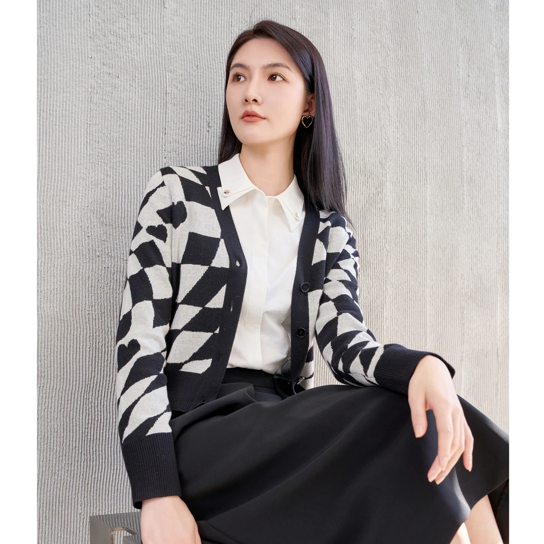 【专柜同款】2025年春季款V领长袖开衫上衣女外套亲肤毛衫