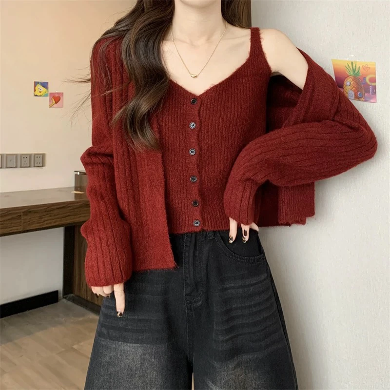 红色吊带背心针织开衫女秋冬两件套短款2025新款韩系复古慵懒套装