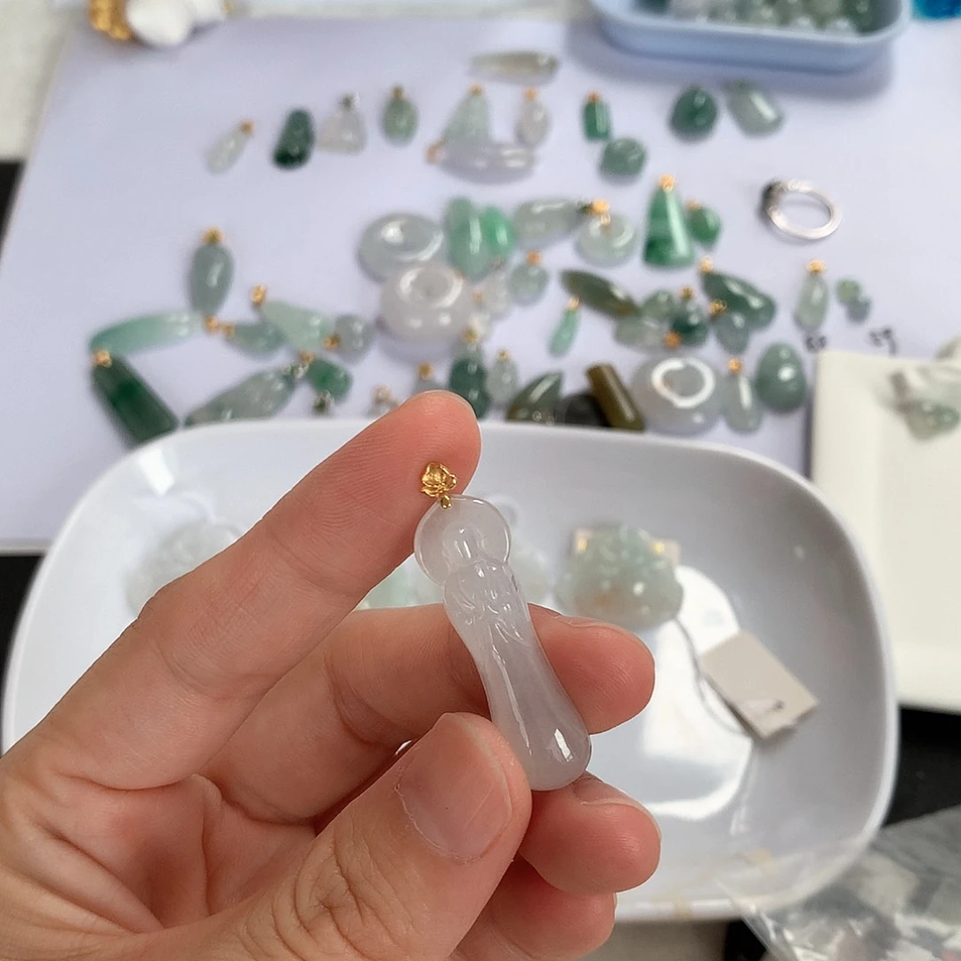 翡翠未镶嵌颈饰虾****?扣头