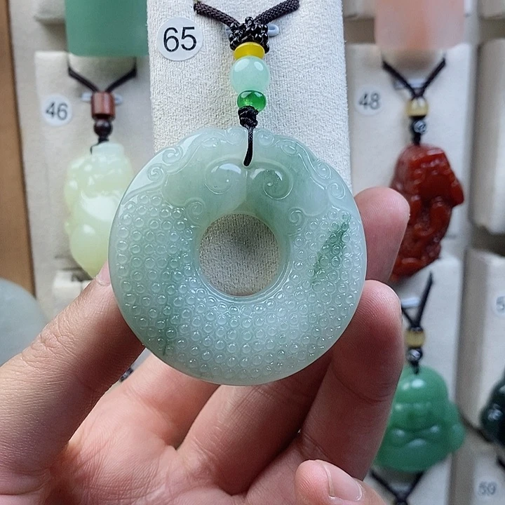 颈饰未镶嵌石英质玉（天山翠）