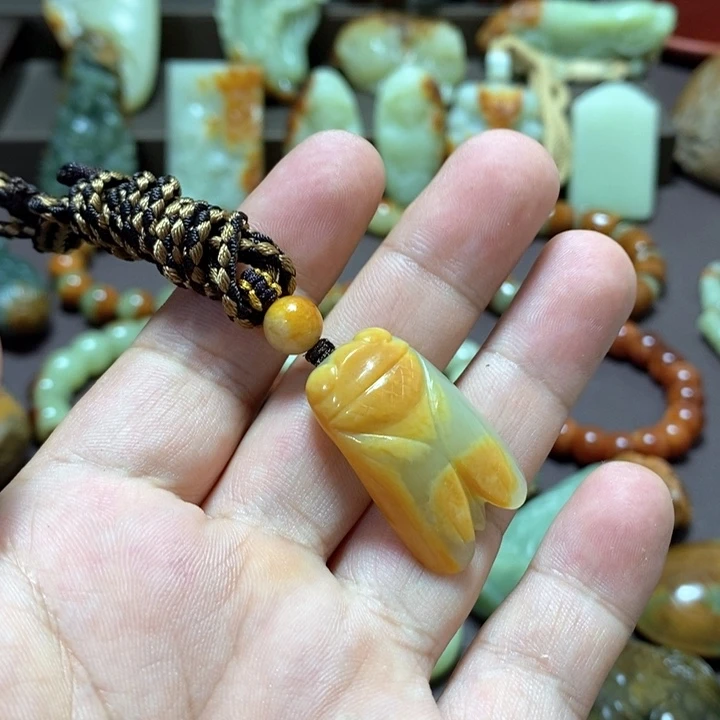 透闪石质玉未镶嵌挂件一夜成名