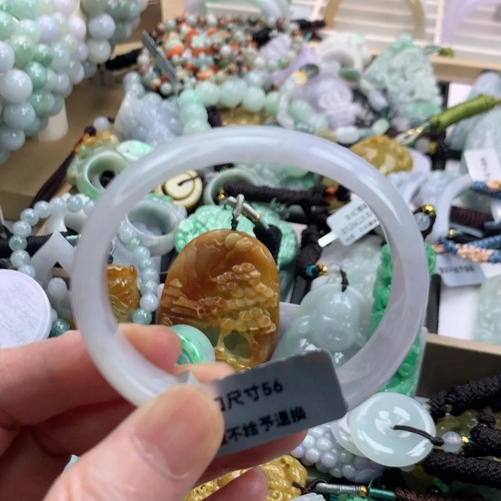 翡翠手镯未镶嵌吊坠