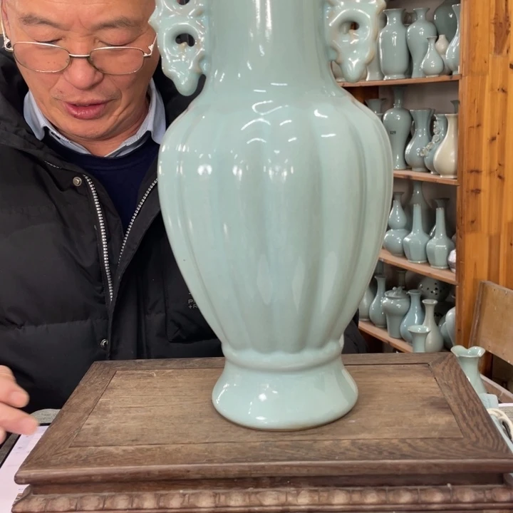 摆件天青双耳瓜棱瓶