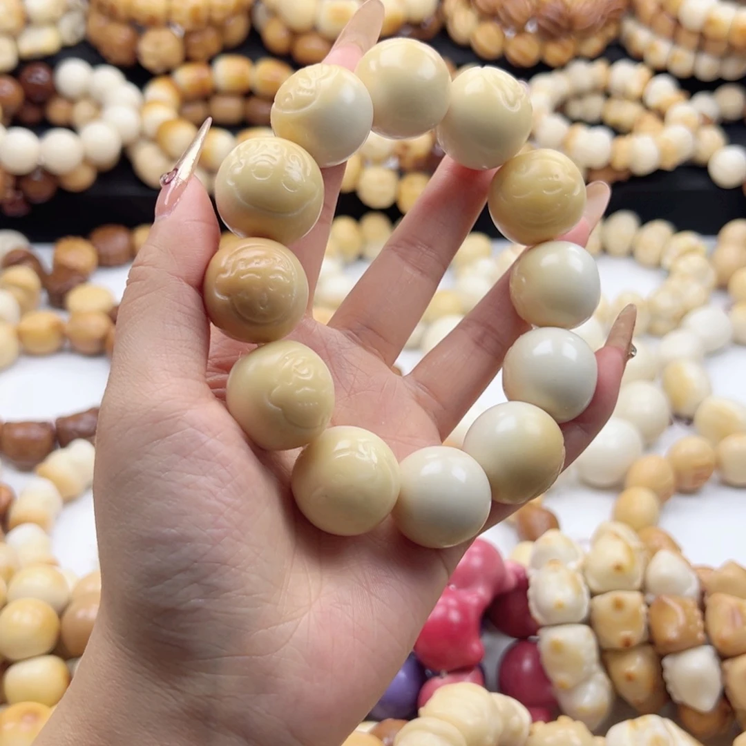 吊坠白玉菩提半壁小新全家福23卡