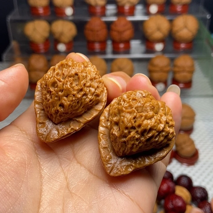 文玩核桃把件凤翎云石40