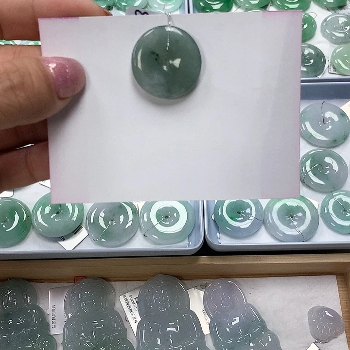 翡翠颈饰未镶嵌平安扣