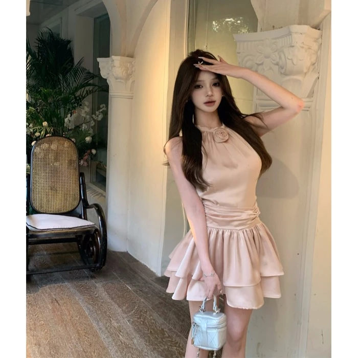 缎面花朵挂脖吊带连衣裙女夏季气质高级感褶皱收腰a字蓬蓬短裙子