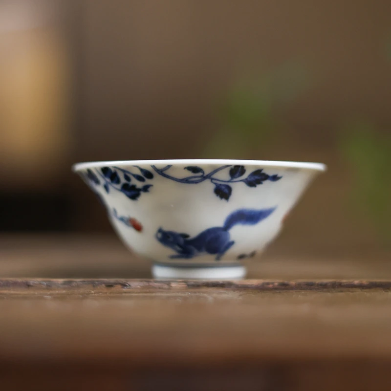 【见珊】屹朴青花釉里红势客松鼠饮斗笠杯（屹朴0130）