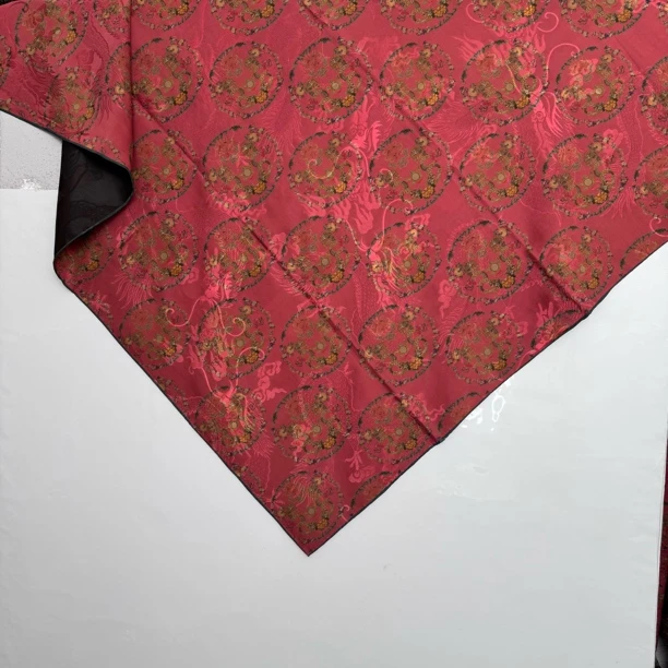 丝纡-双龙戏珠45姆米湖丝重缎绞萝慢织龙纹底胚香云纱135*135披肩