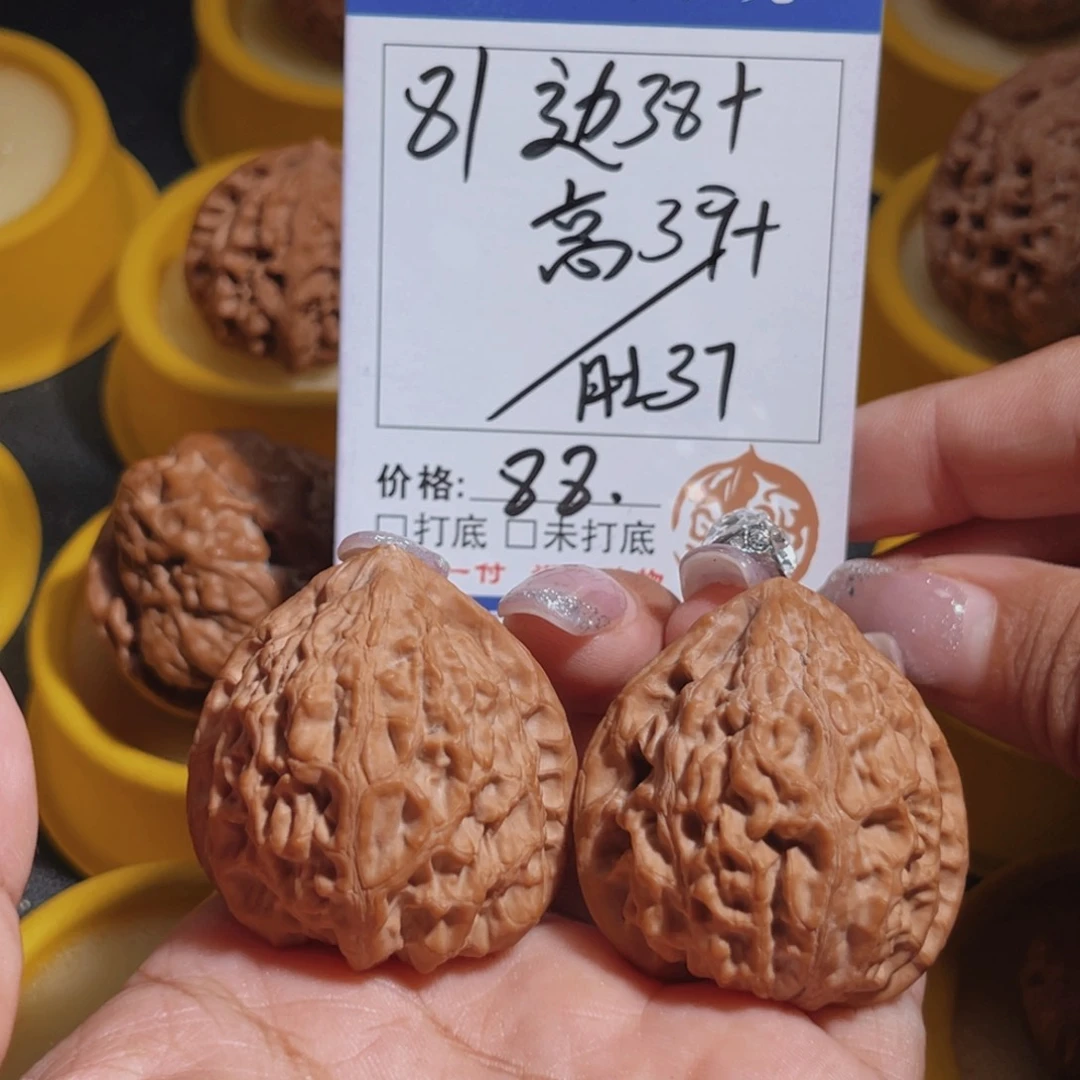 文玩核桃吊坠依***?81号金牛