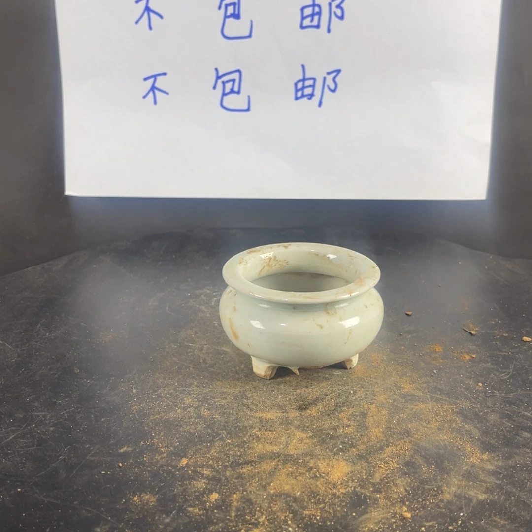 罐漂亮的小瓷器和