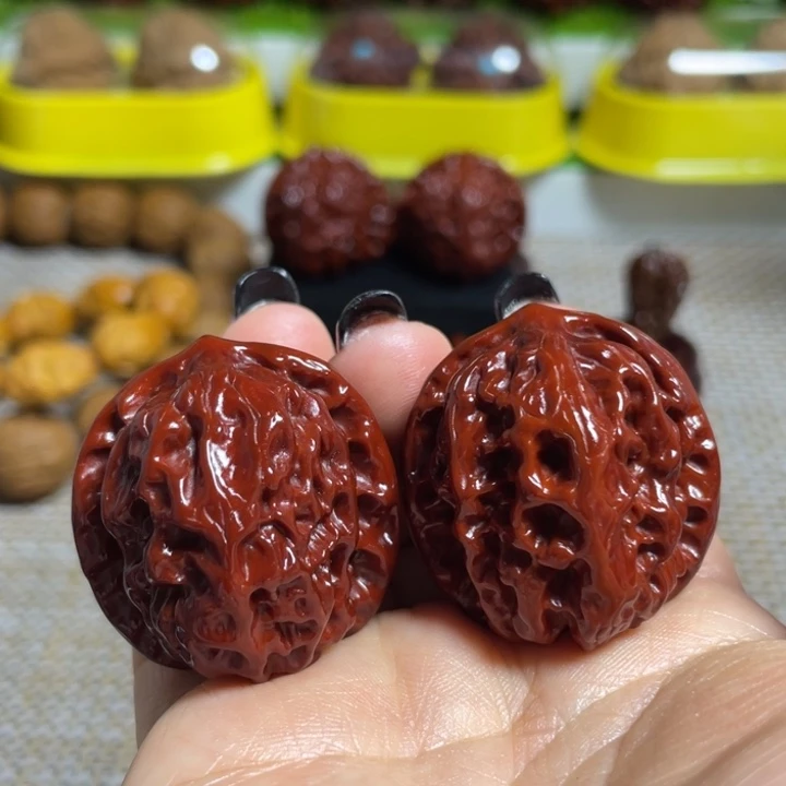 桃核把件野狼。