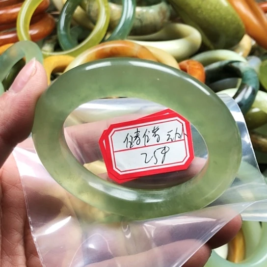 蛇纹石玉手镯未镶嵌储**人