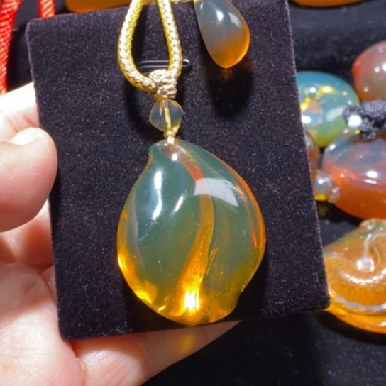 琥珀未镶嵌裸石蓝珀柳叶形时尚款