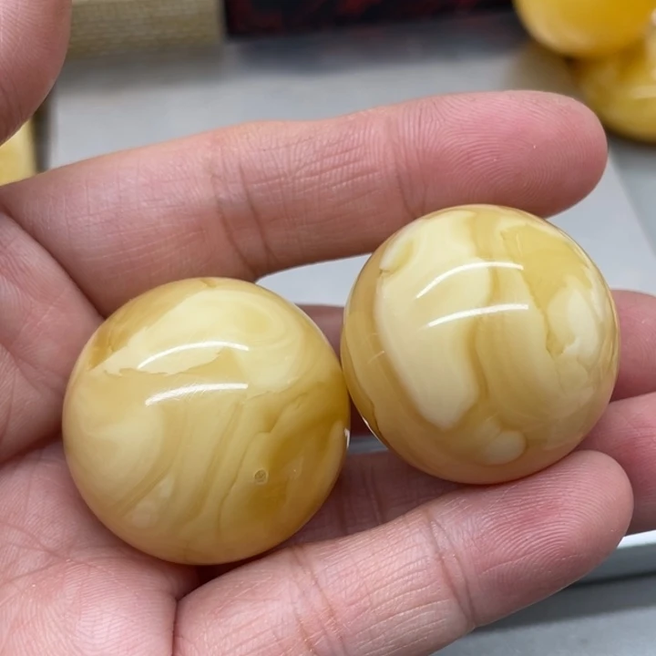 琥珀裸石未镶嵌衫**驰蜜蜡