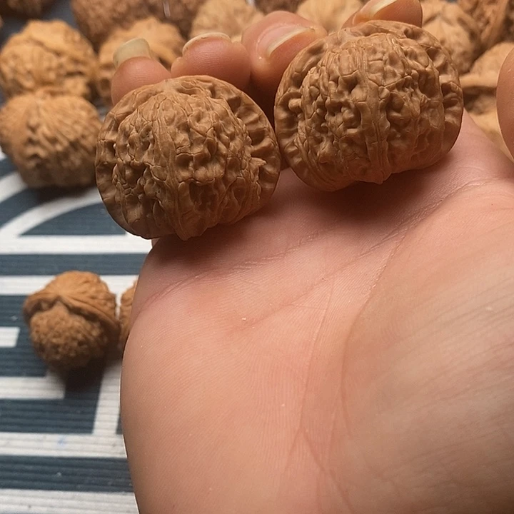 文玩核桃吊坠白狮子40