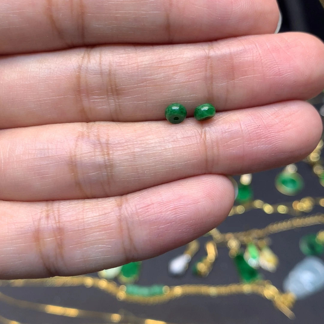 翡翠未镶嵌颈饰有纹