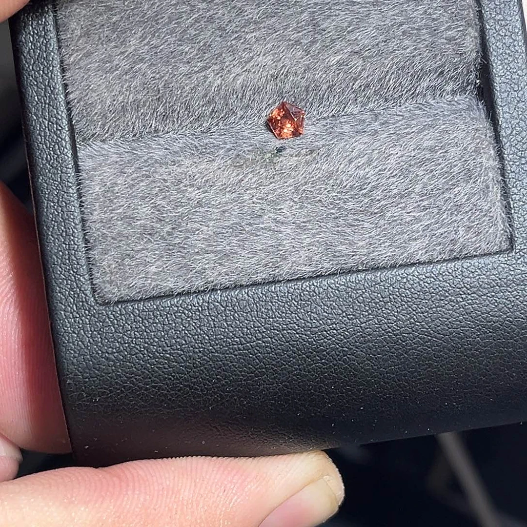 尖晶石裸石裸石27.6