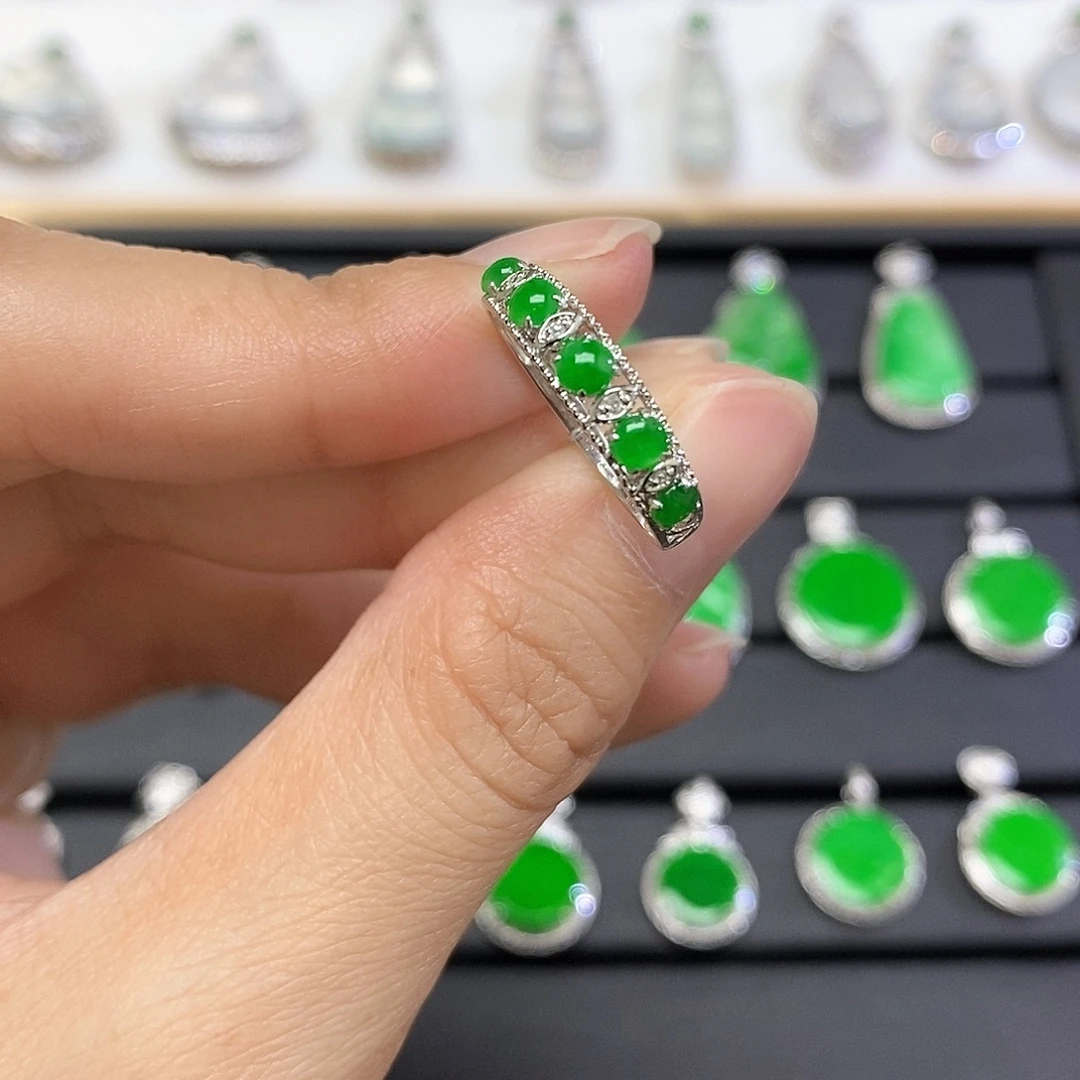 翡翠18K金镶嵌戒指