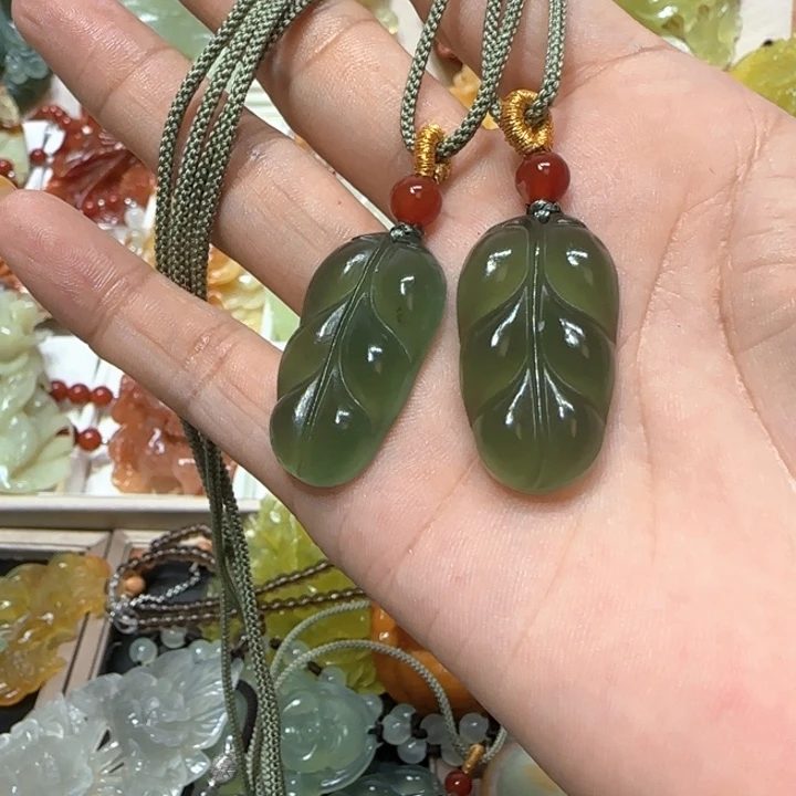 未镶嵌蛇纹石玉吊坠