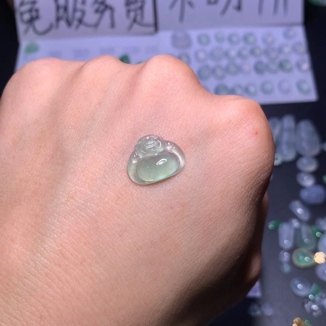 翡翠未镶嵌颈饰佛公