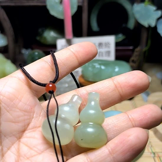 让***行蛇纹石玉未镶嵌颈饰