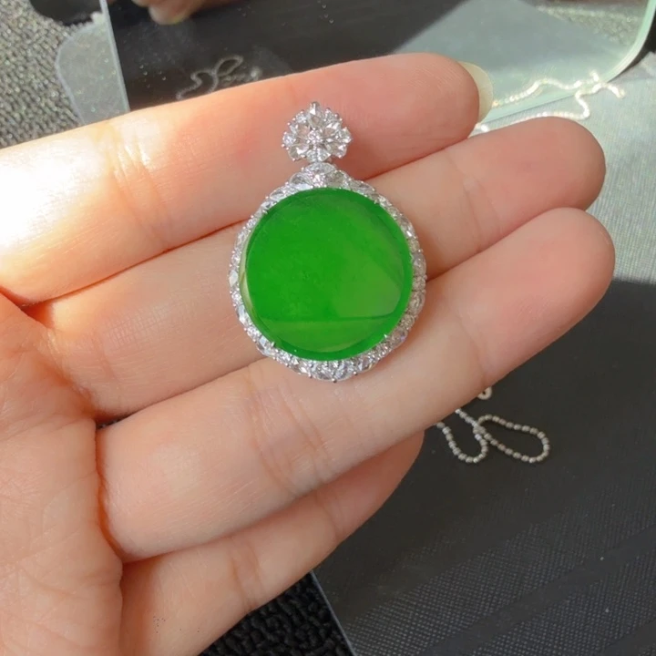 翡翠18K金镶嵌颈饰吊坠