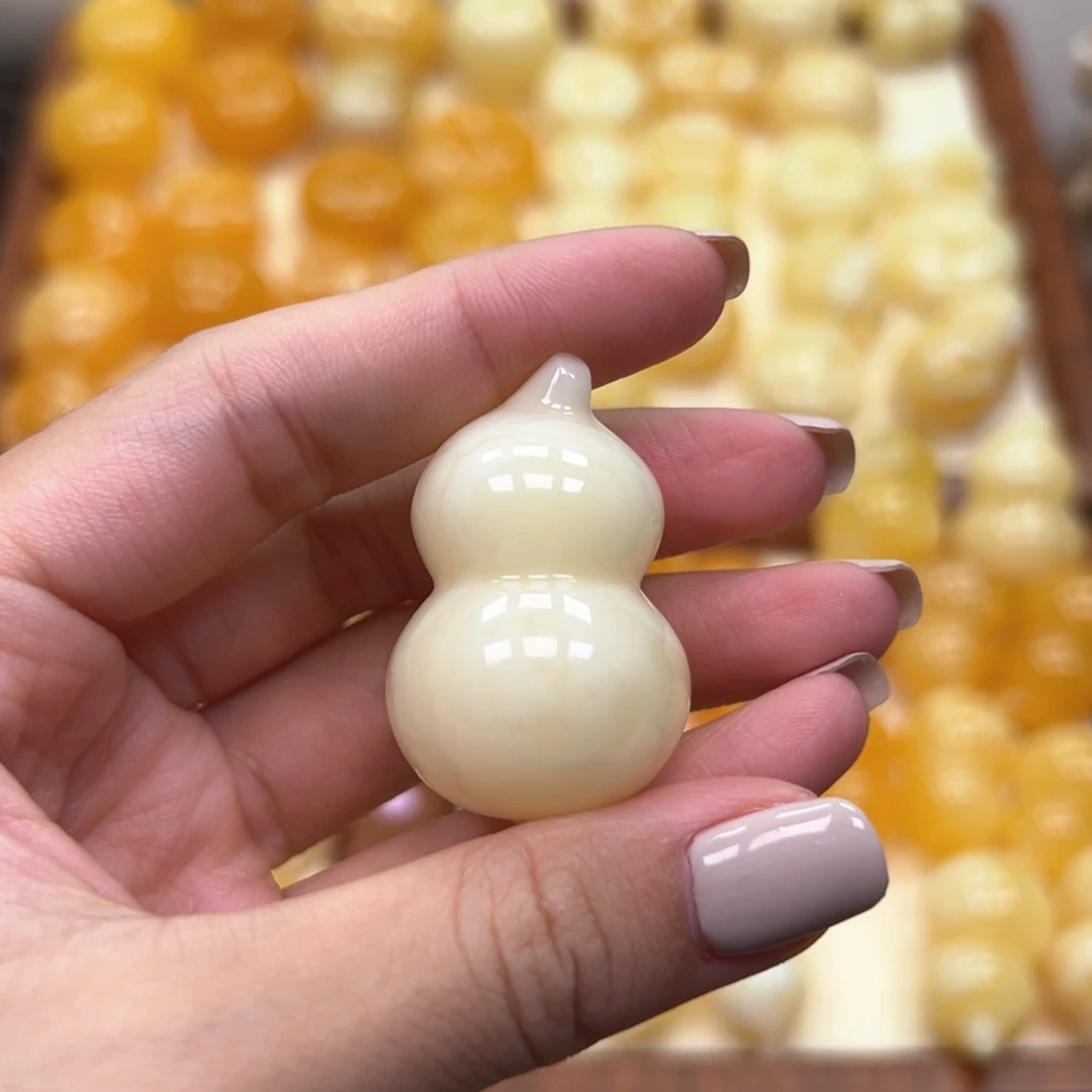 浅***笑琥珀未镶嵌颈饰蜜蜡