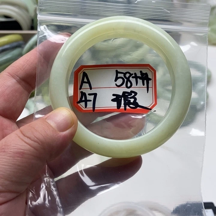 蛇纹石玉手镯未镶嵌云**轻