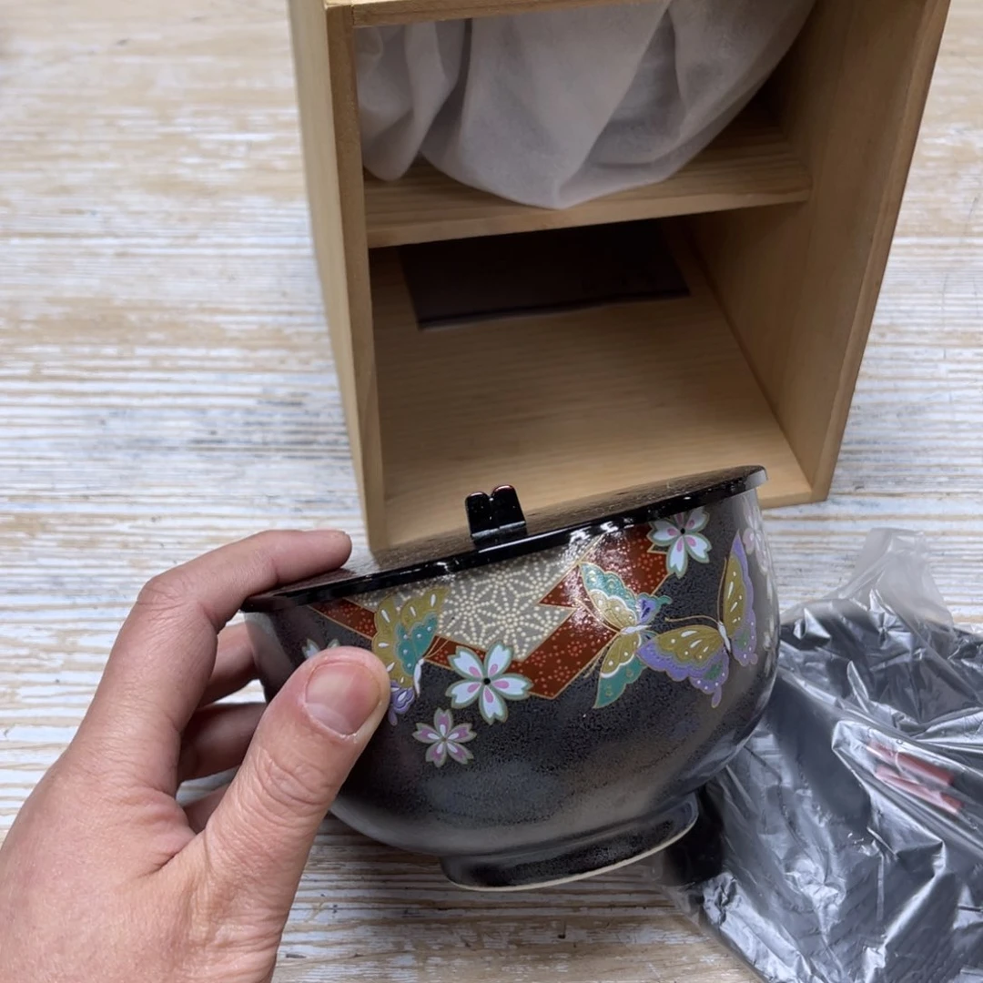 瓷片荣*密密麻麻地排列着一个