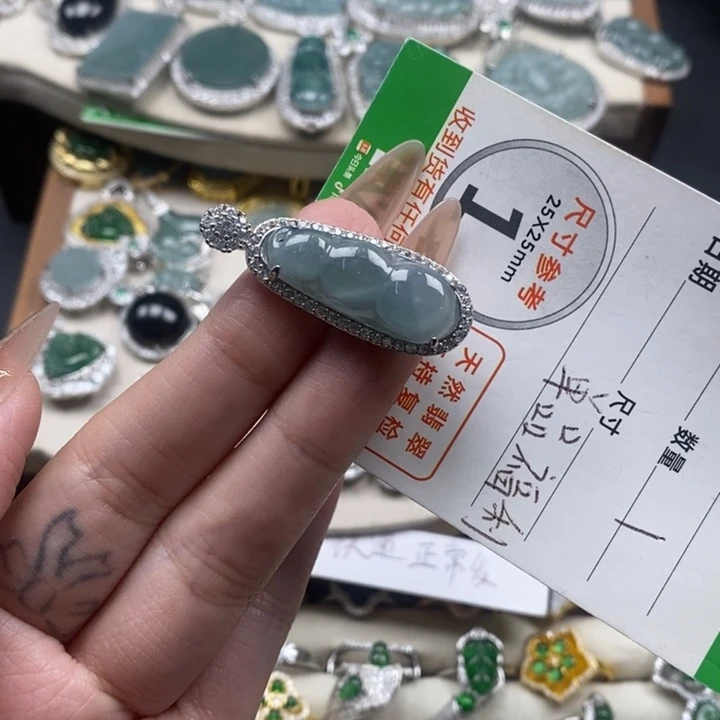 翡翠颈饰未镶嵌翡翠