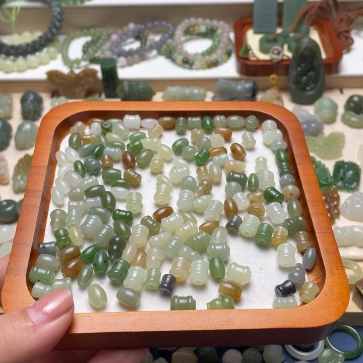 颈饰未镶嵌和田玉一个