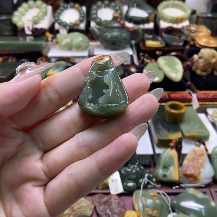 颈饰未镶嵌岫岩河磨玉（透闪石质玉）火***春