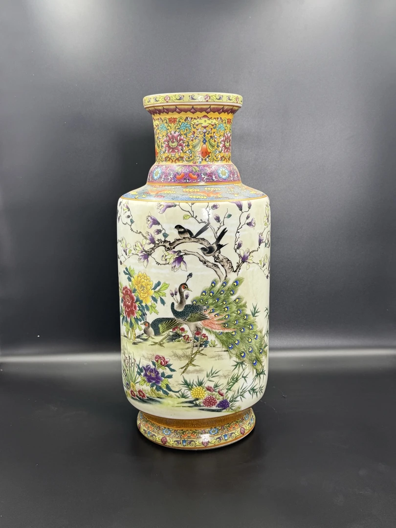 珐琅彩缠枝莲孔雀纹棒槌瓶