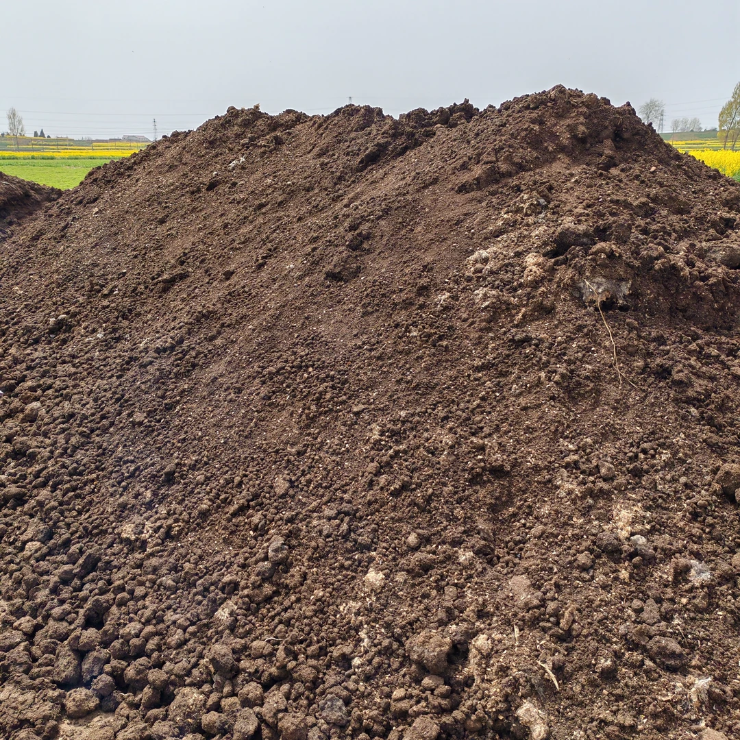 发酵腐熟农家肥，本品采用鸡粪和兔粪添加有益菌高温1：1发酵而成