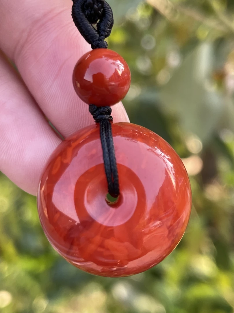 精品南红玛瑙平安扣吊坠，颜色红润，火焰红，尺寸24x16.8mm