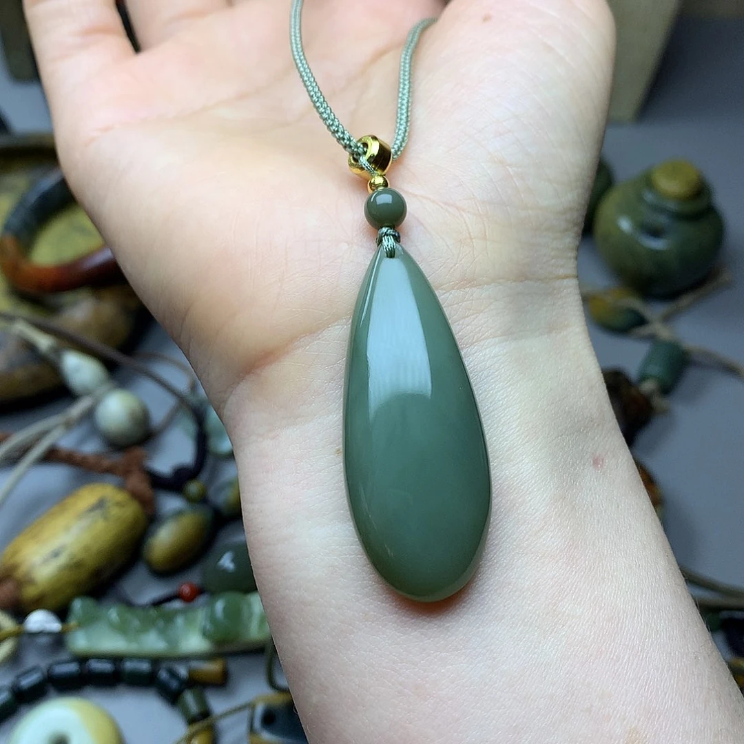 透闪石质玉挂件未镶嵌舒*