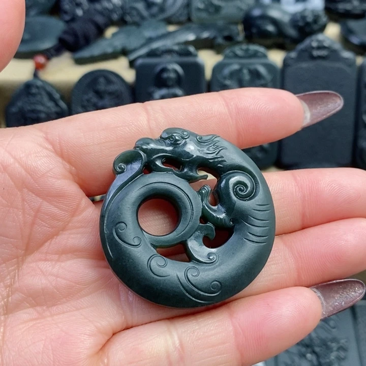 和田玉（青玉）颈饰未镶嵌双面雕刻