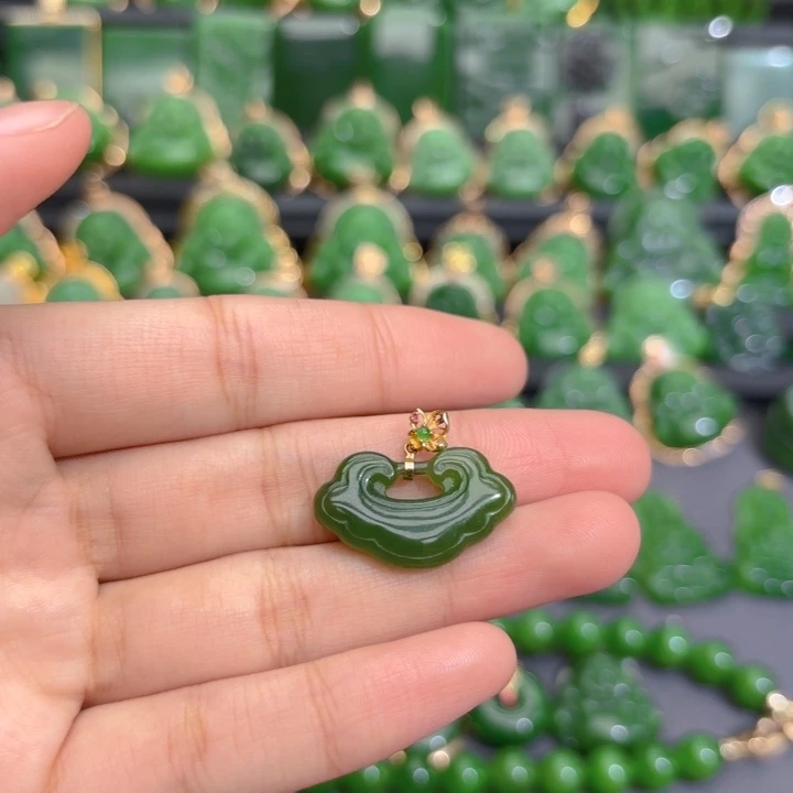 颈饰18K金镶嵌和田玉（碧玉）
