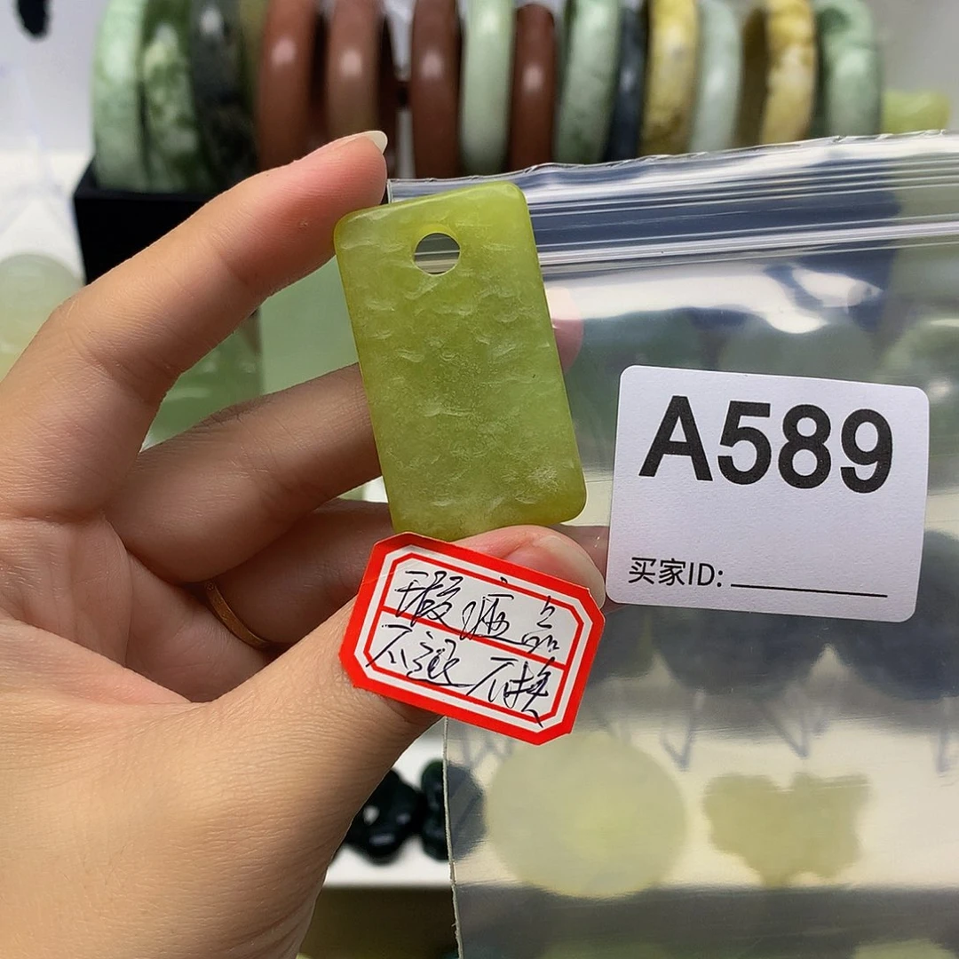 蛇纹石玉颈饰合金