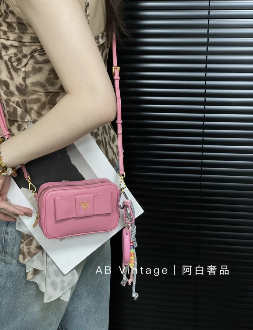 95新 Prada/普拉达 阿白奢品｜Prada粉色蝴蝶结相机包
