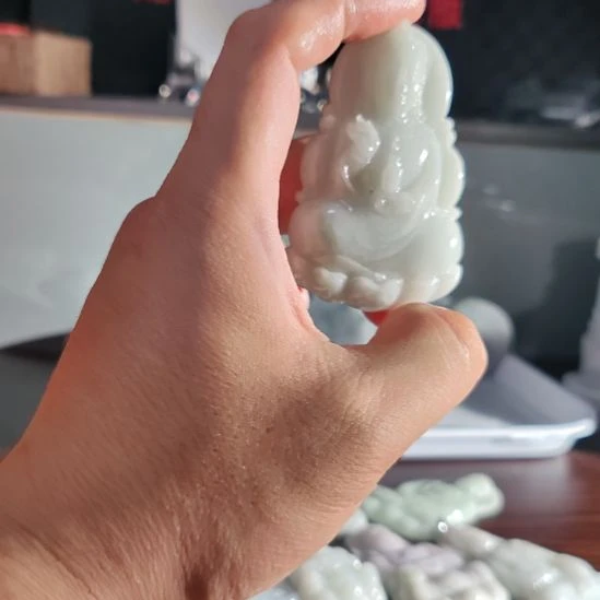 翡翠未镶嵌颈饰毛料