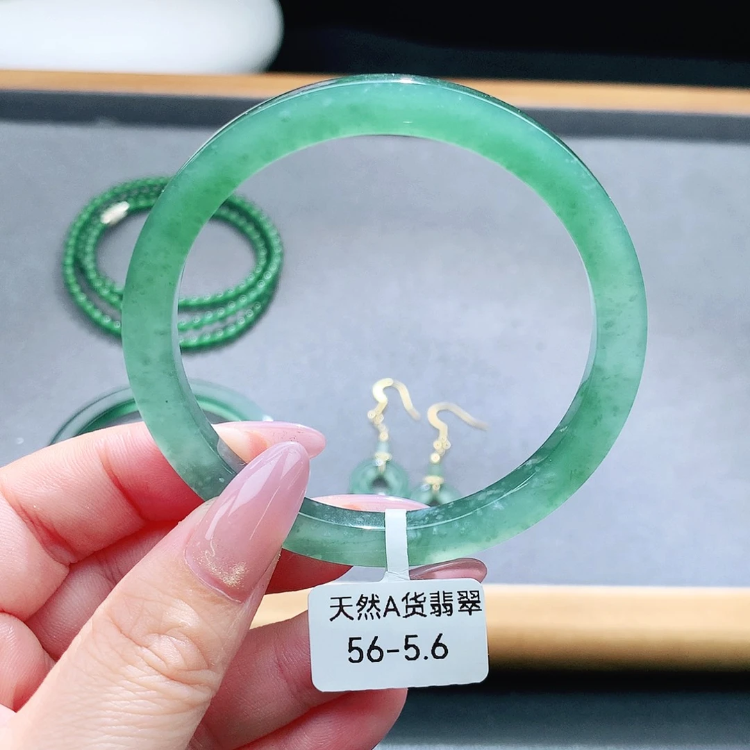 未镶嵌手镯（圆镯）翡翠