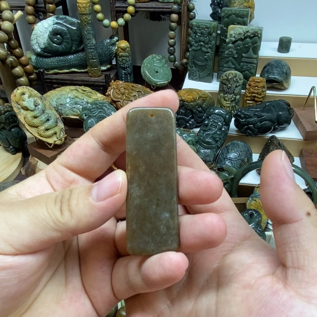 未镶嵌岫岩老玉（透闪石质玉）把件