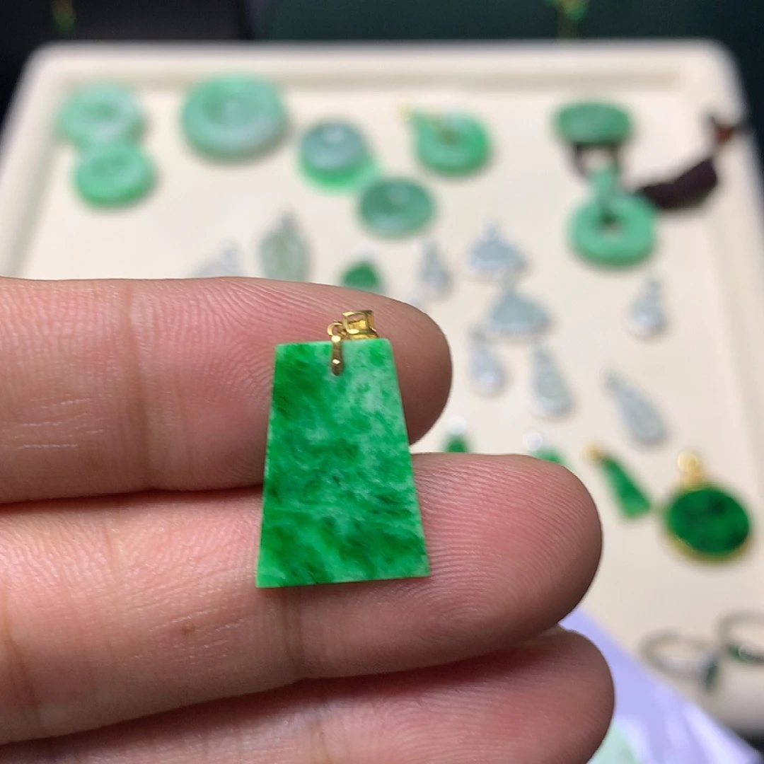 翡翠18K金镶嵌吊坠(不含链)有纹裂