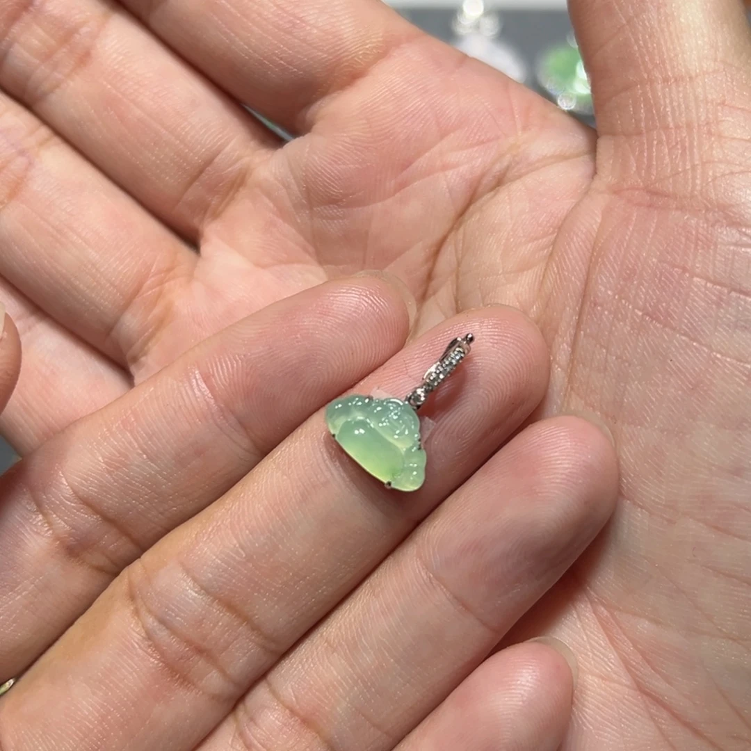 颈饰18K金镶嵌翡翠