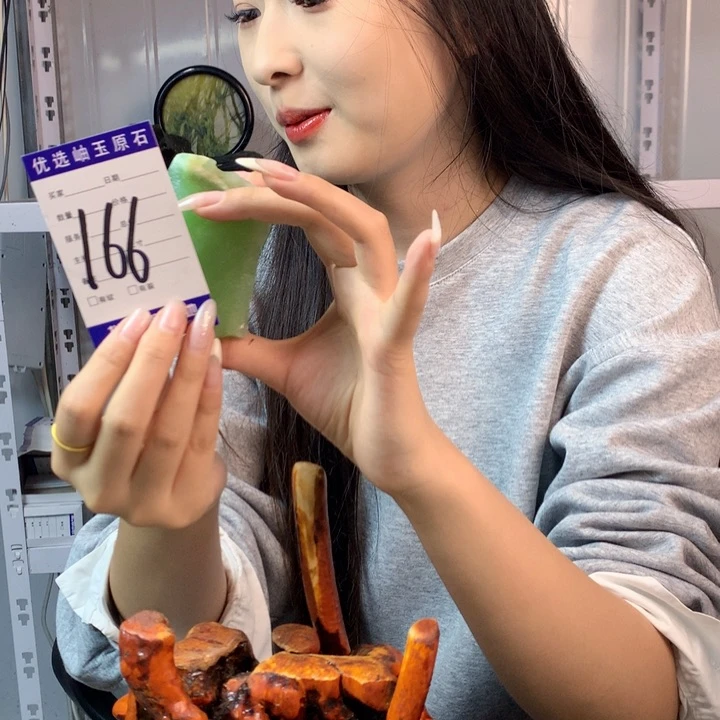 逍***翅蛇纹石玉未镶嵌珠宝奇石