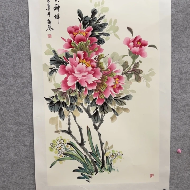 国画花鸟等图案为一体而得