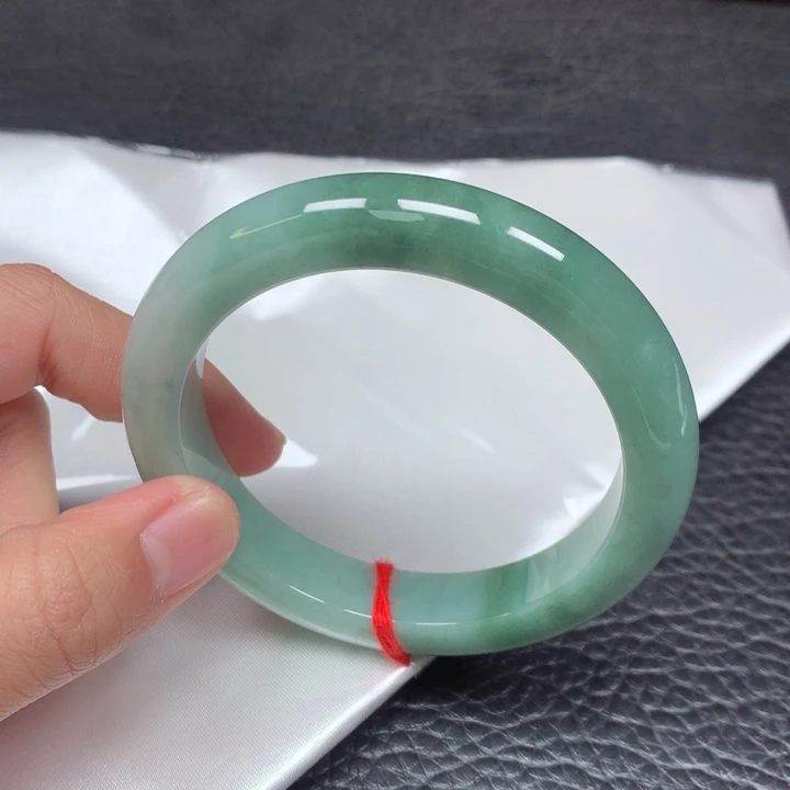 翡翠手镯未镶嵌。