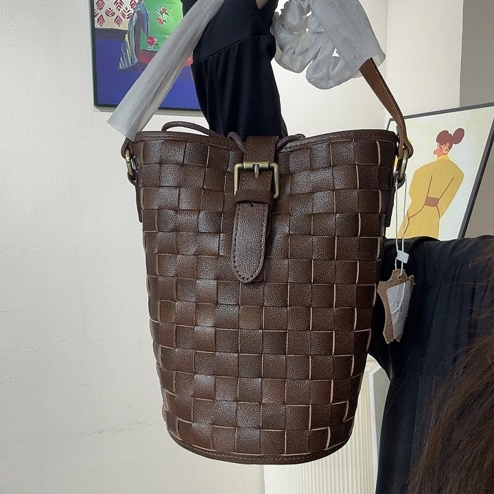 蚕丝牛牛编制水桶